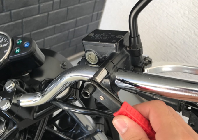 バイク ハンドルバー 交換方法