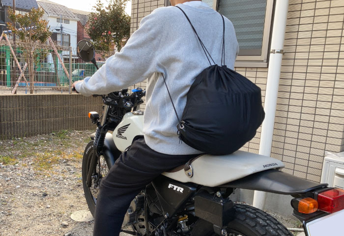 KEMIMOTO バイク用ヘルメットバッグ　着用イメージ