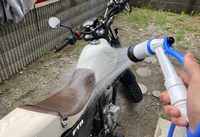 バイク　洗車　下洗い